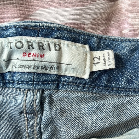 Torrid size 12 Jean shorts with embroidered flowers - Picture 2 of 2